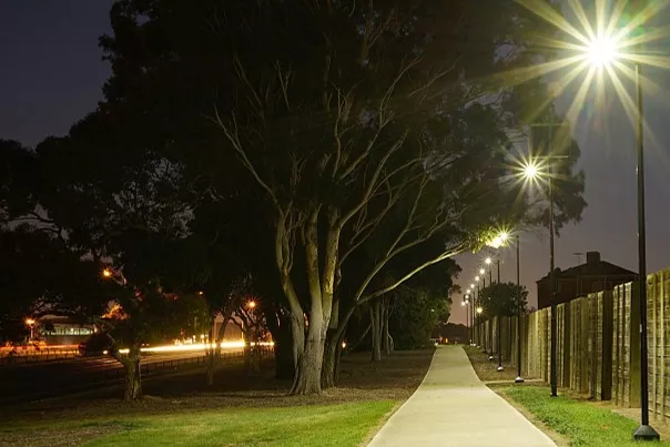 LED pouliční solární svítidlo se senzorem 400lm