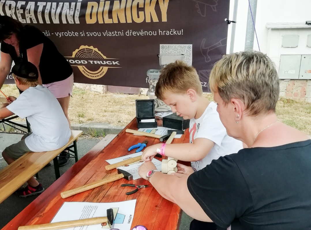 Výroba dřevěných autíček