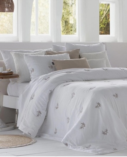 Vyšívaný přehoz Amalia bílý, sada se 2 povlaky na polštáře 70x50 cm