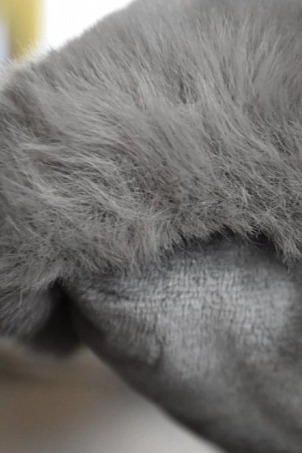 Polštář Fluffy, umělá kožešina, šedý, 60x40 cm