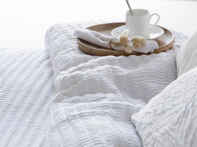 Lehký přehoz Linette White 235x270 cm, bílá, sada s 1 povlakem na polštář 70x50 cm