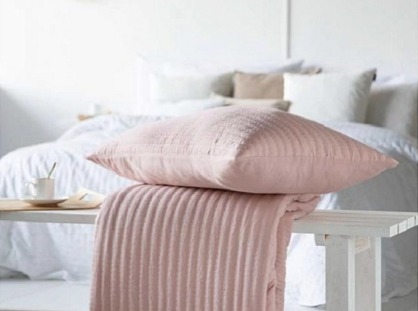 Lehoučký přehoz Linette Rose, teplá růžová, sada se 2 povlaky na polštáře 70x50 cm