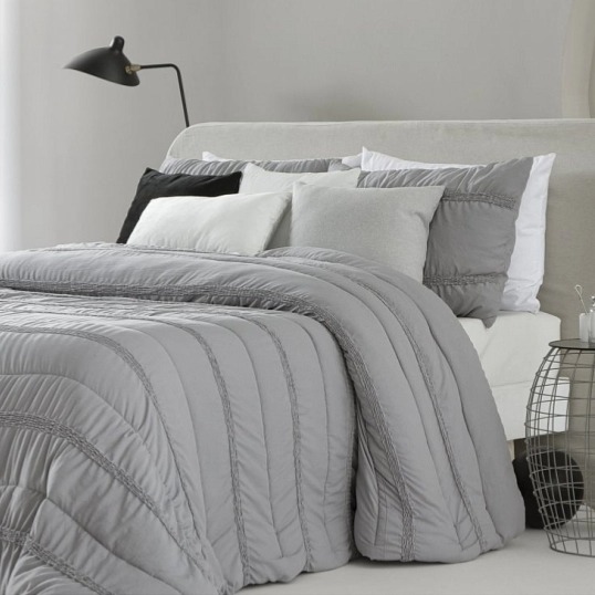 Šedý přehoz Provenza Perla, 250x270 cm, sada se 2 povlaky na polštáře