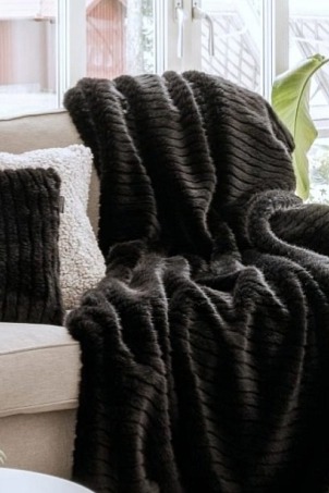 Černý pléd Grace Black, kožešinový, 140x220 cm