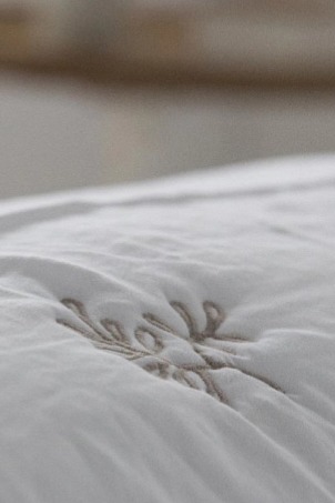 Vyšívaný přehoz Amalia bílý, sada se 2 povlaky na polštáře 70x50 cm