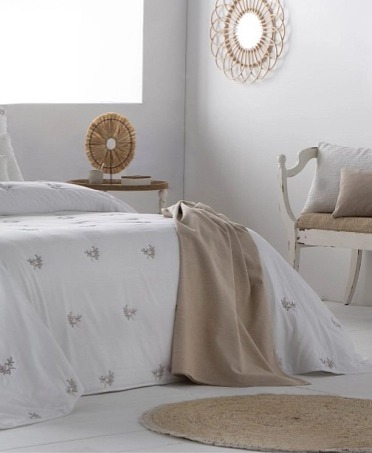 Vyšívaný přehoz Amalia bílý, sada se 2 povlaky na polštáře 70x50 cm
