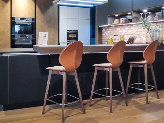 Barová židle Basil Wood, dřevo, regenerovaná kůže, CS1495-LHS