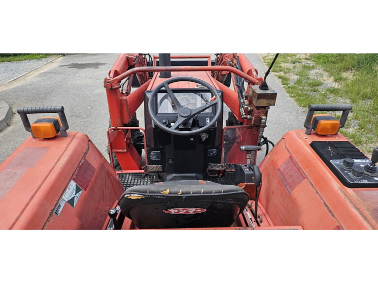 Malotraktor Yanmar FX-32 s čelním nakladačem