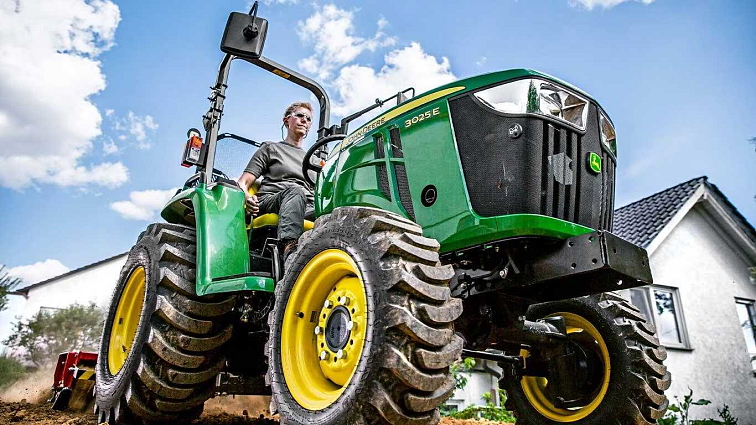 Komunální traktor John Deere 3025 E