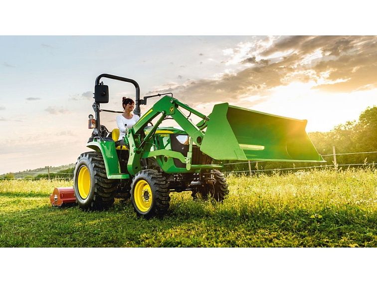 Komunální traktor John Deere 3038 E