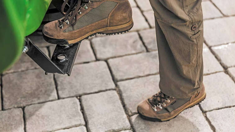 Komunální traktor John Deere 3038 E