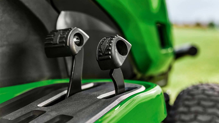 Zahradní traktor John Deere X 167 R