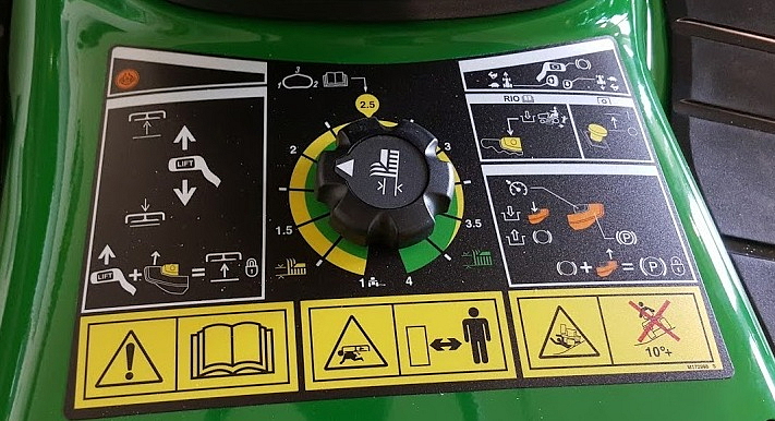 Zahradní traktor John Deere X350R