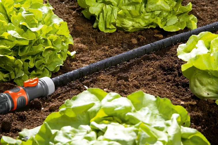 Připojovací sada pro průsakový zavlažovač