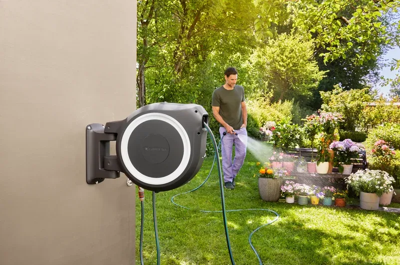 Nástěnný box na hadici RollUp M/L bílý 25m