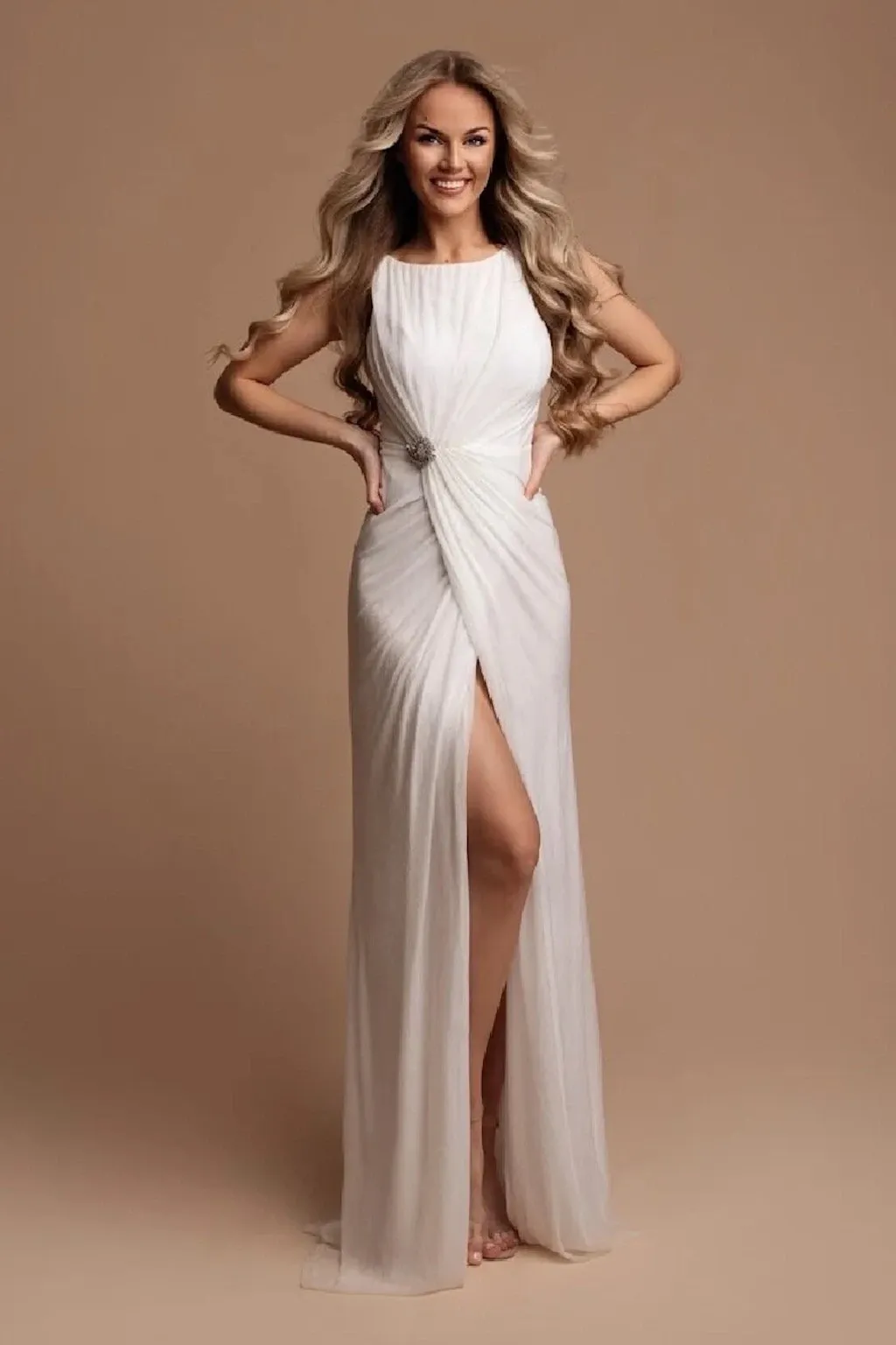 3 typy šatů na svatbu na pláži