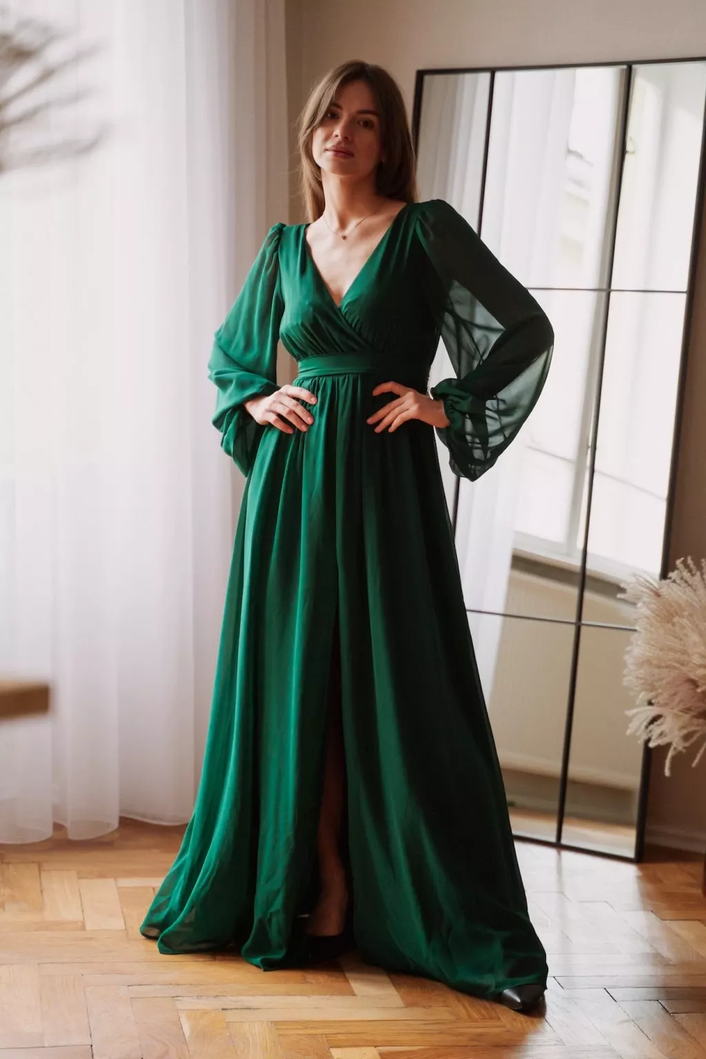 Elegancia s nádychom tradície: Spoločenské šaty s dlhými rukávmi