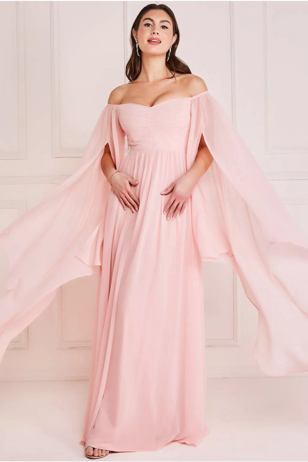 Elegancia s nádychom tradície: Spoločenské šaty s dlhými rukávmi