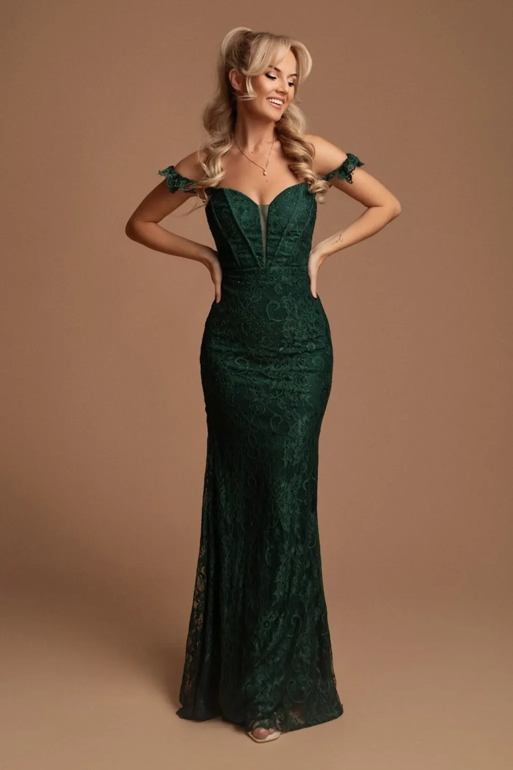 Romanticky svůdné: Plesové šaty se spuštěnými ramínky