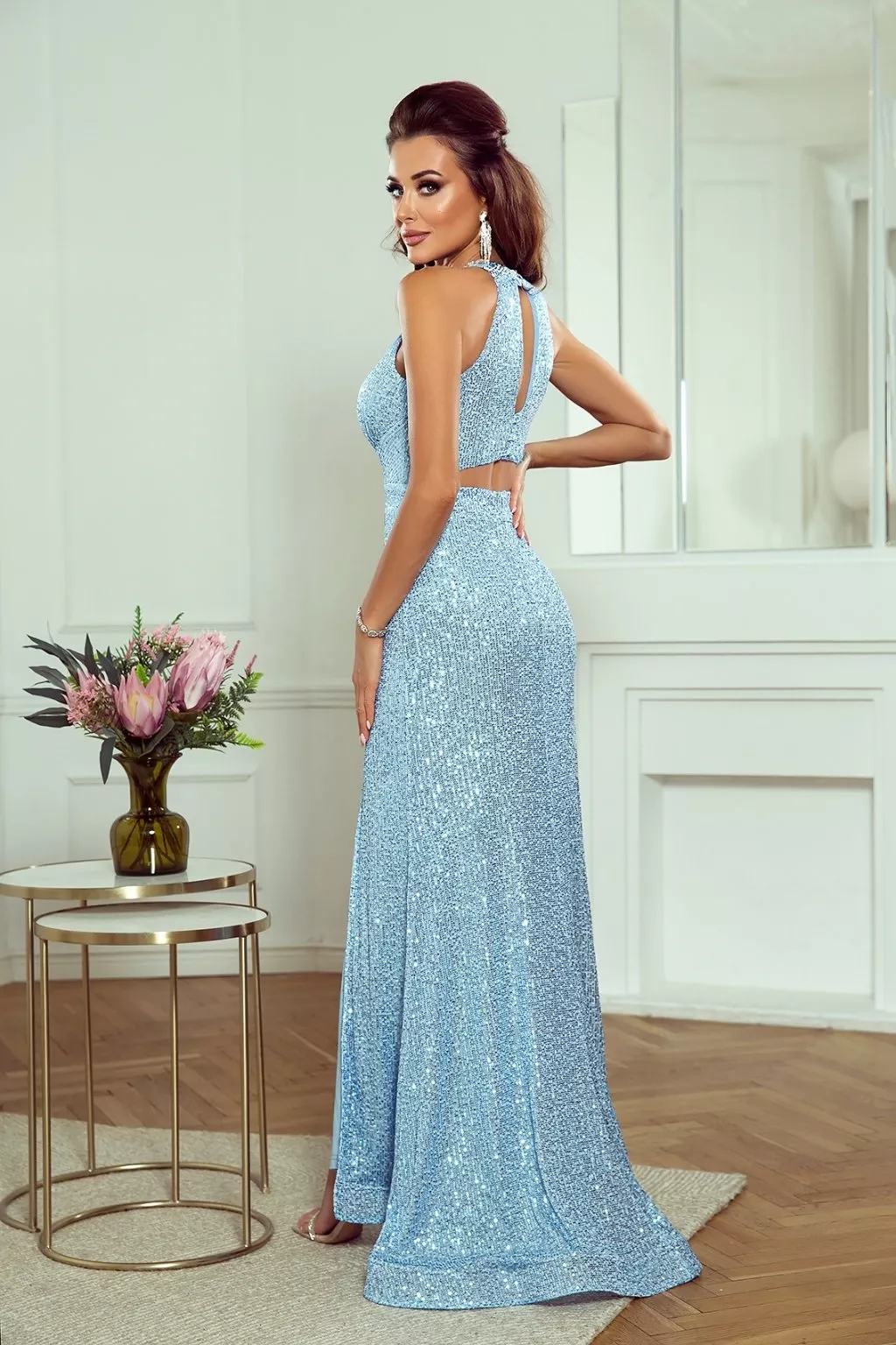 Praktické tipy pre vysoké ženy: Ako si vybrať spoločenské šaty?