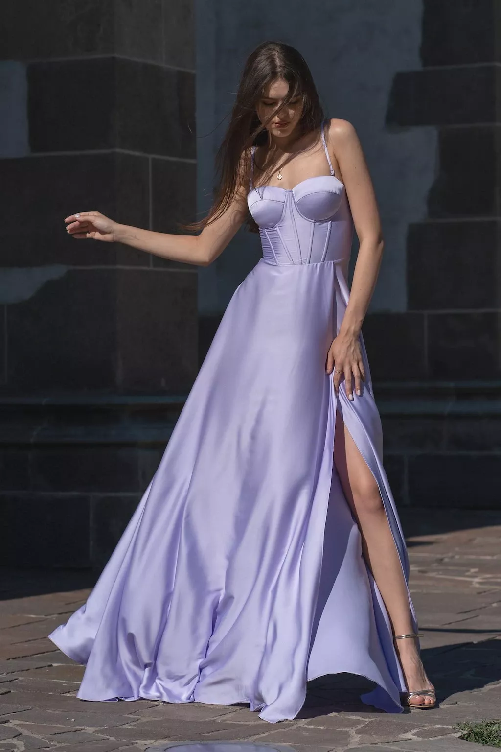 Praktické tipy pre vysoké ženy: Ako si vybrať spoločenské šaty?