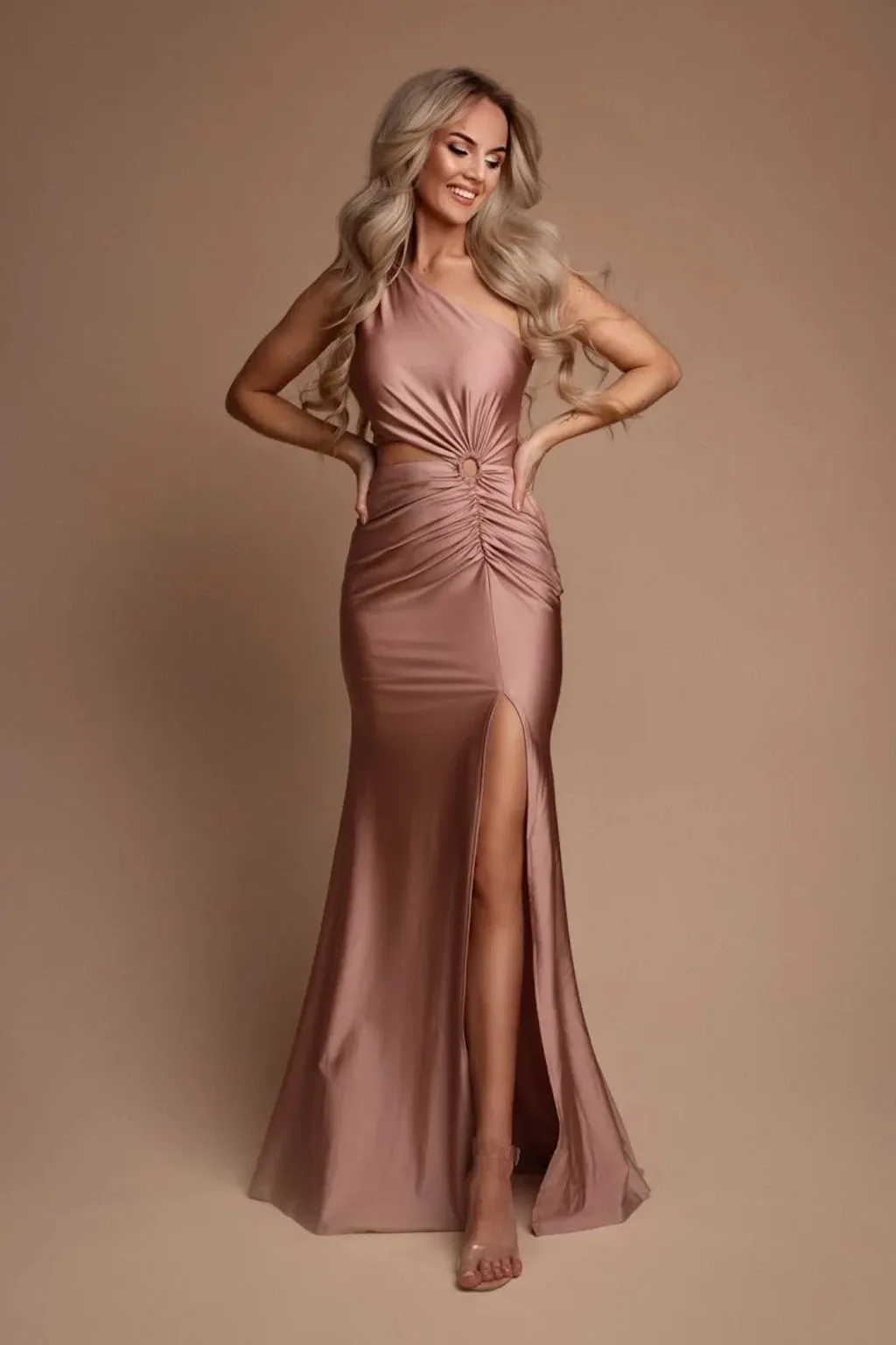 Romantika stranou: Růžové šaty dokáží překvapit