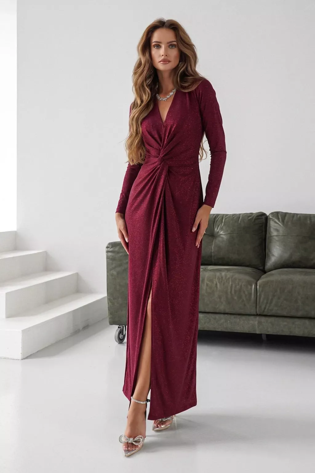 Elegancia s nádychom tradície: Spoločenské šaty s dlhými rukávmi