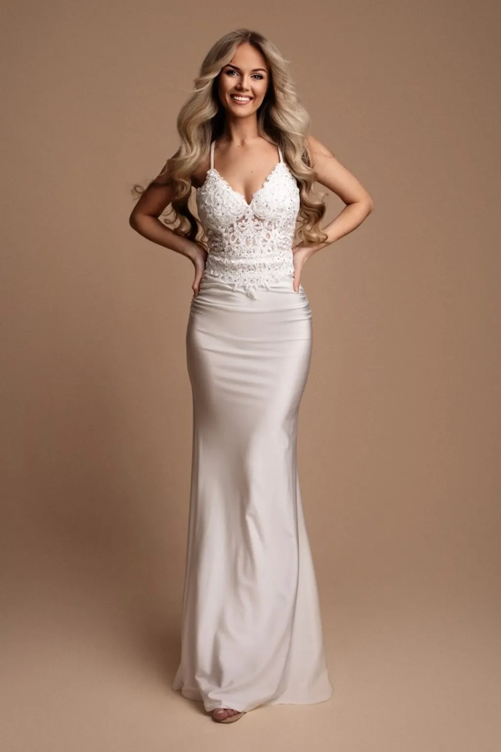 3 typy šatů na svatbu na pláži