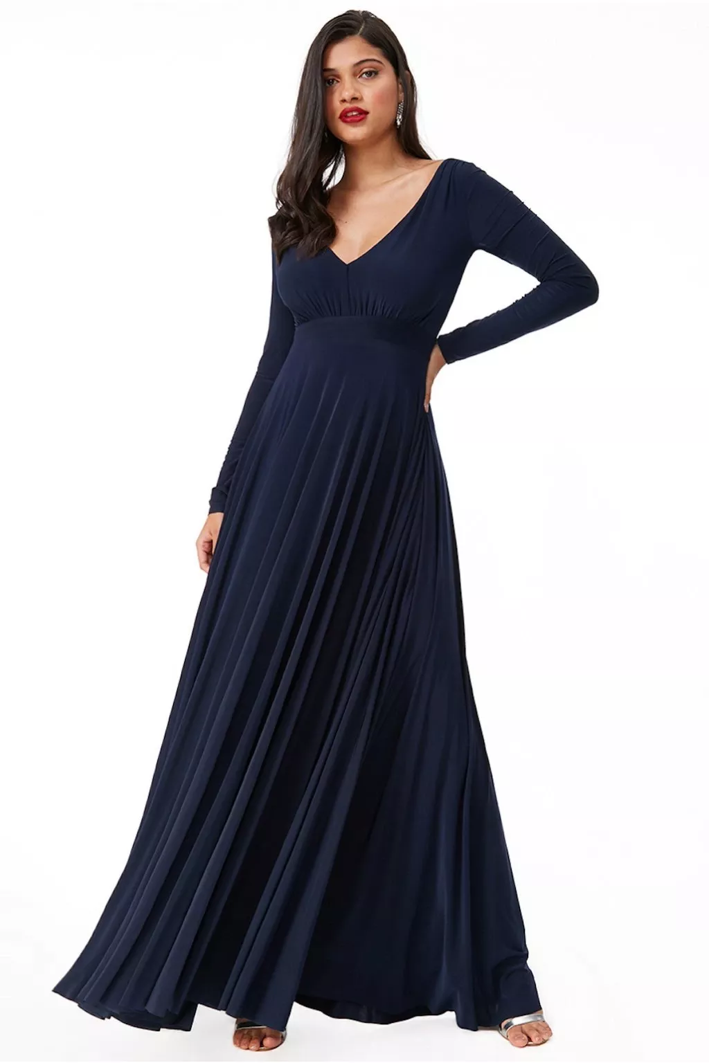 Elegancia s nádychom tradície: Spoločenské šaty s dlhými rukávmi