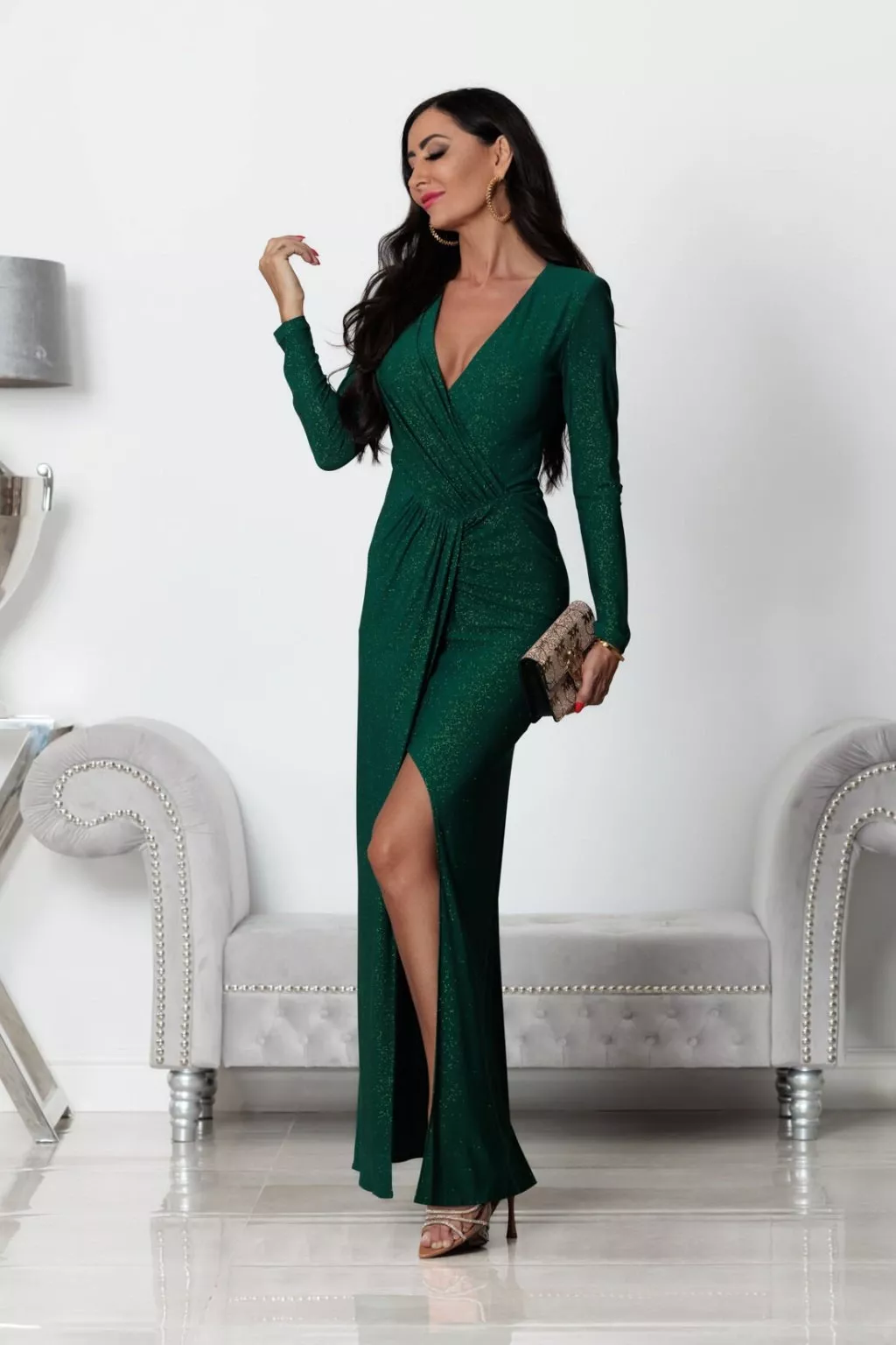 Elegancia s nádychom tradície: Spoločenské šaty s dlhými rukávmi