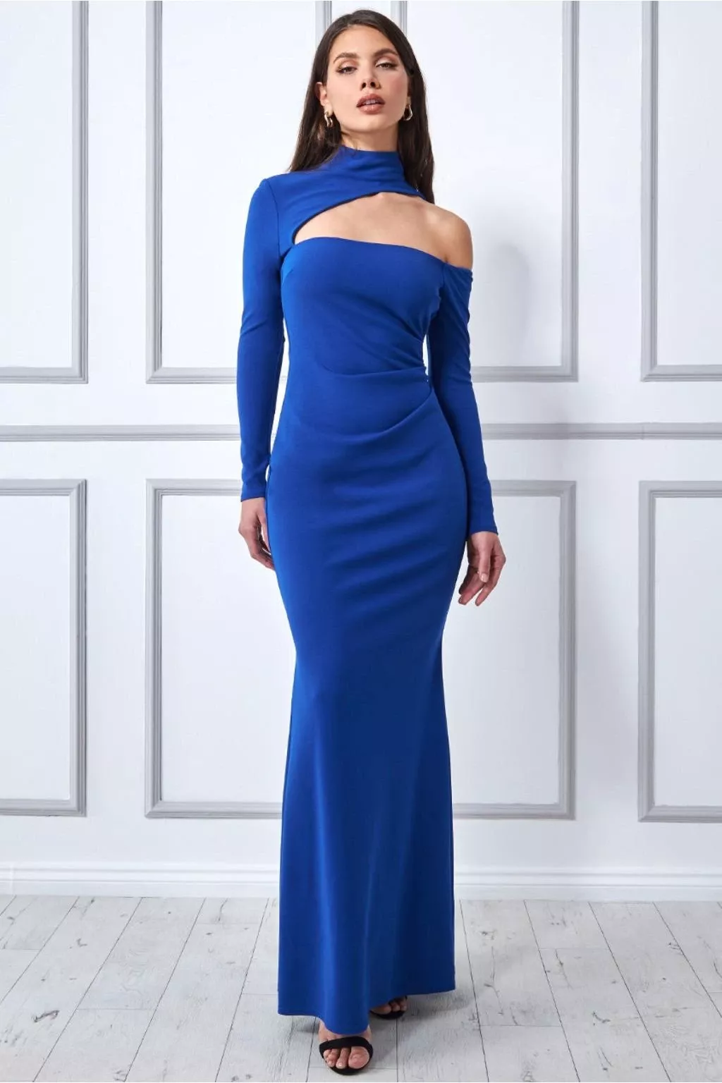 Elegancia s nádychom tradície: Spoločenské šaty s dlhými rukávmi