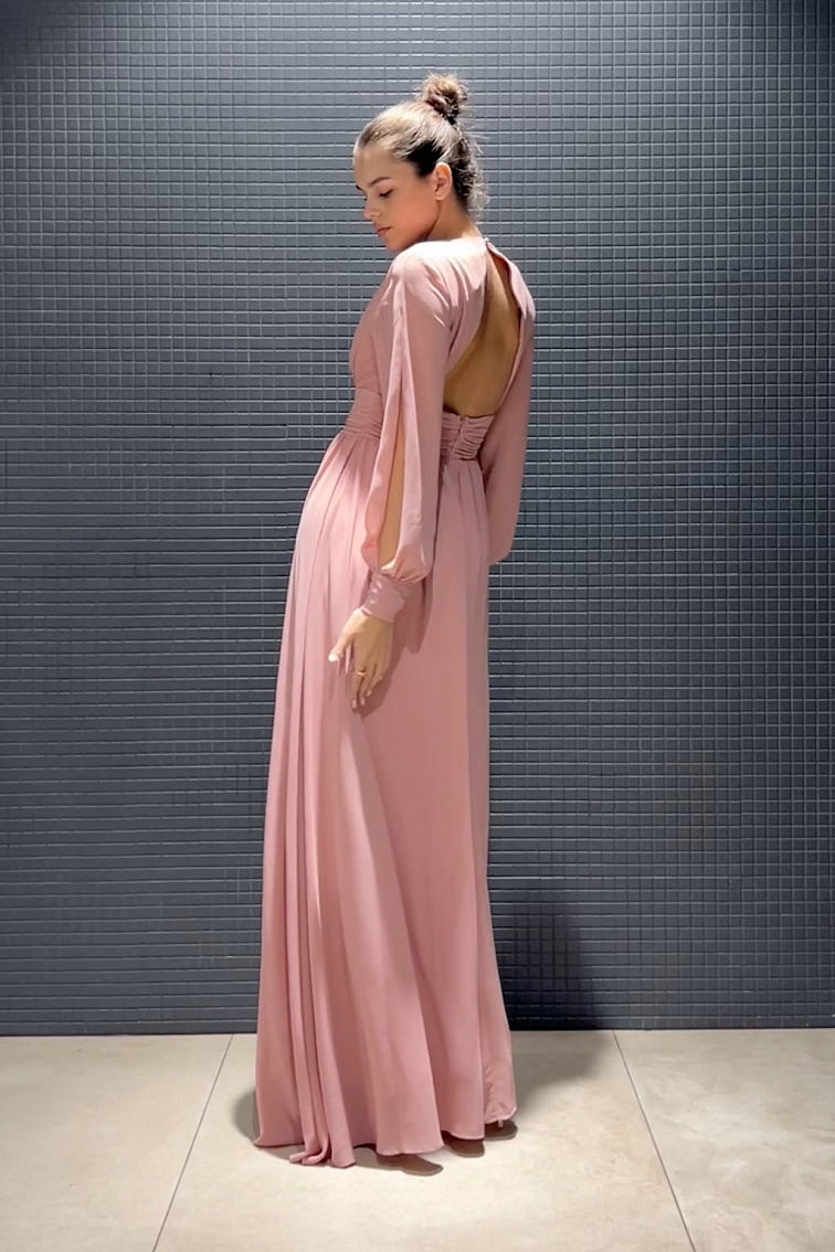 Ako nosiť šaty s odhaleným chrbtom?