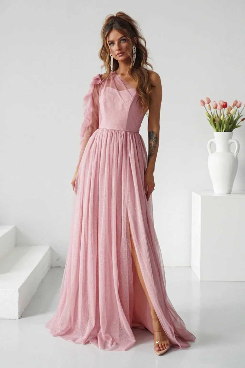 Tipy od vizážistky: Ako sa nalíčiť k spoločenským šatám?