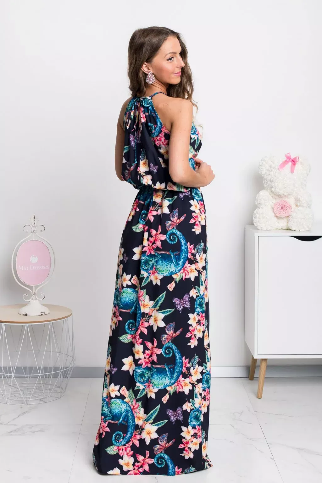 Letní šaty kolem krku