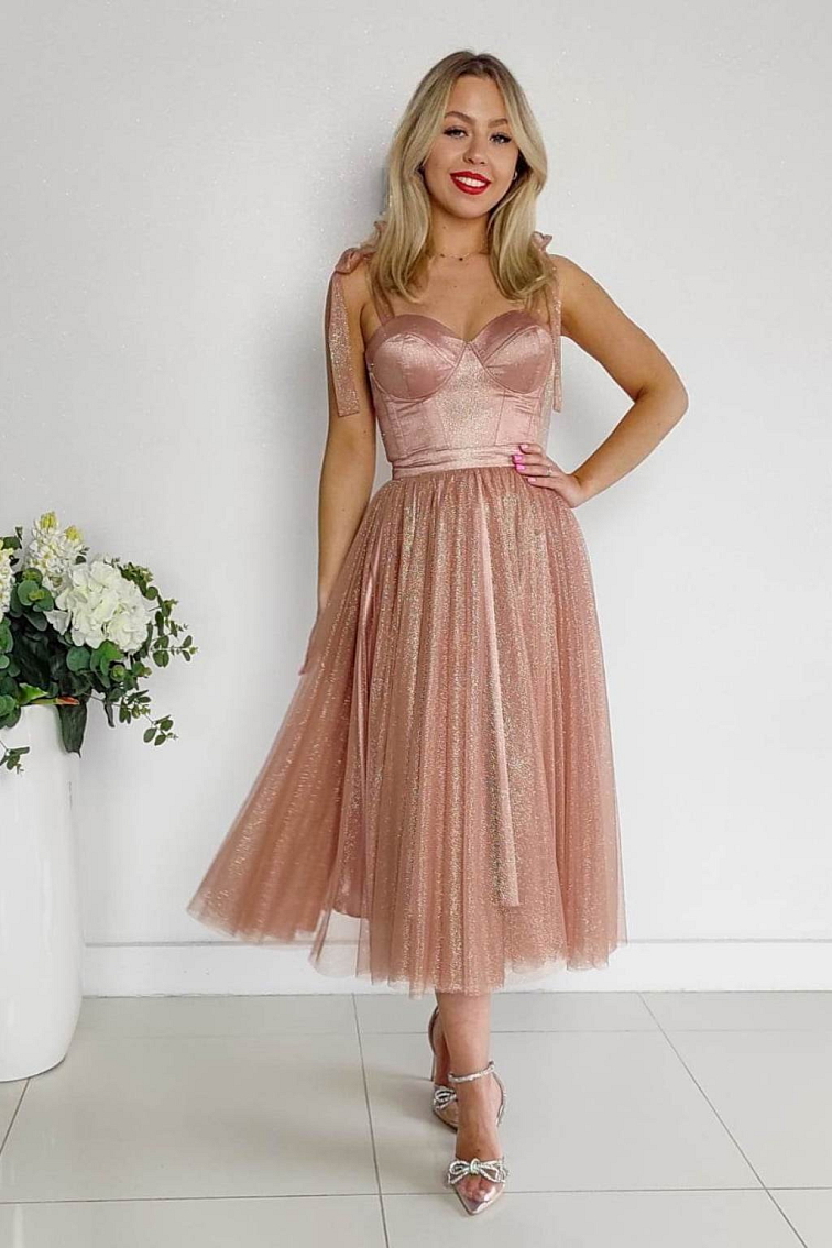 Béžové šaty: tajomstvo elegancie a všestrannosti