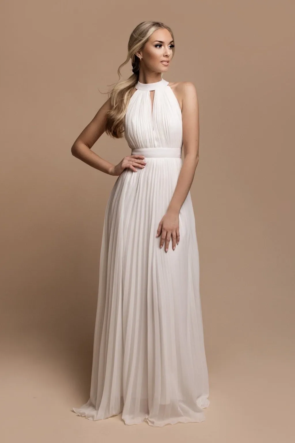 3 typy šatů na svatbu na pláži