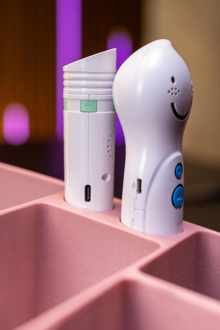 Univerzální držák na dětské knihy a čtecí tužku