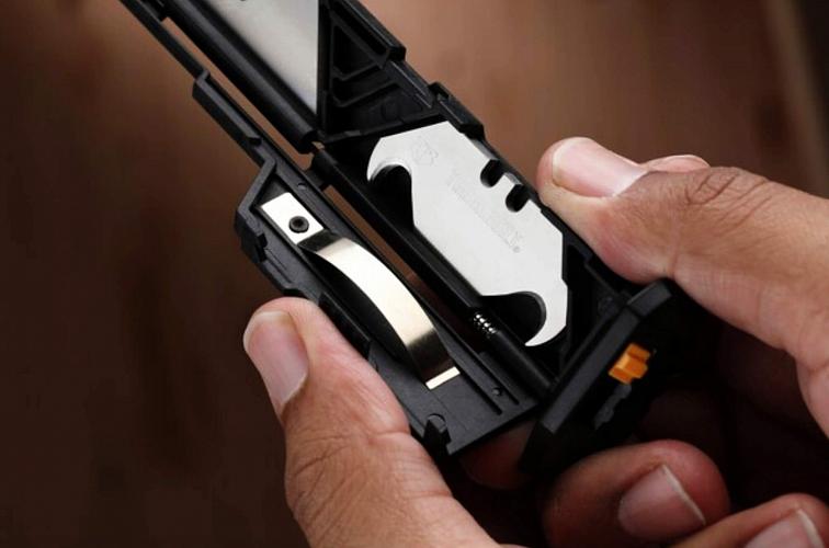 Toughbuilt - vysouvací nůž s automatickou výměnou břitů