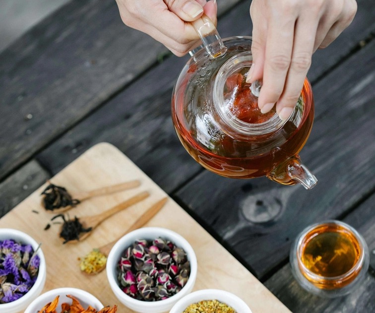 míchání čajové směsi