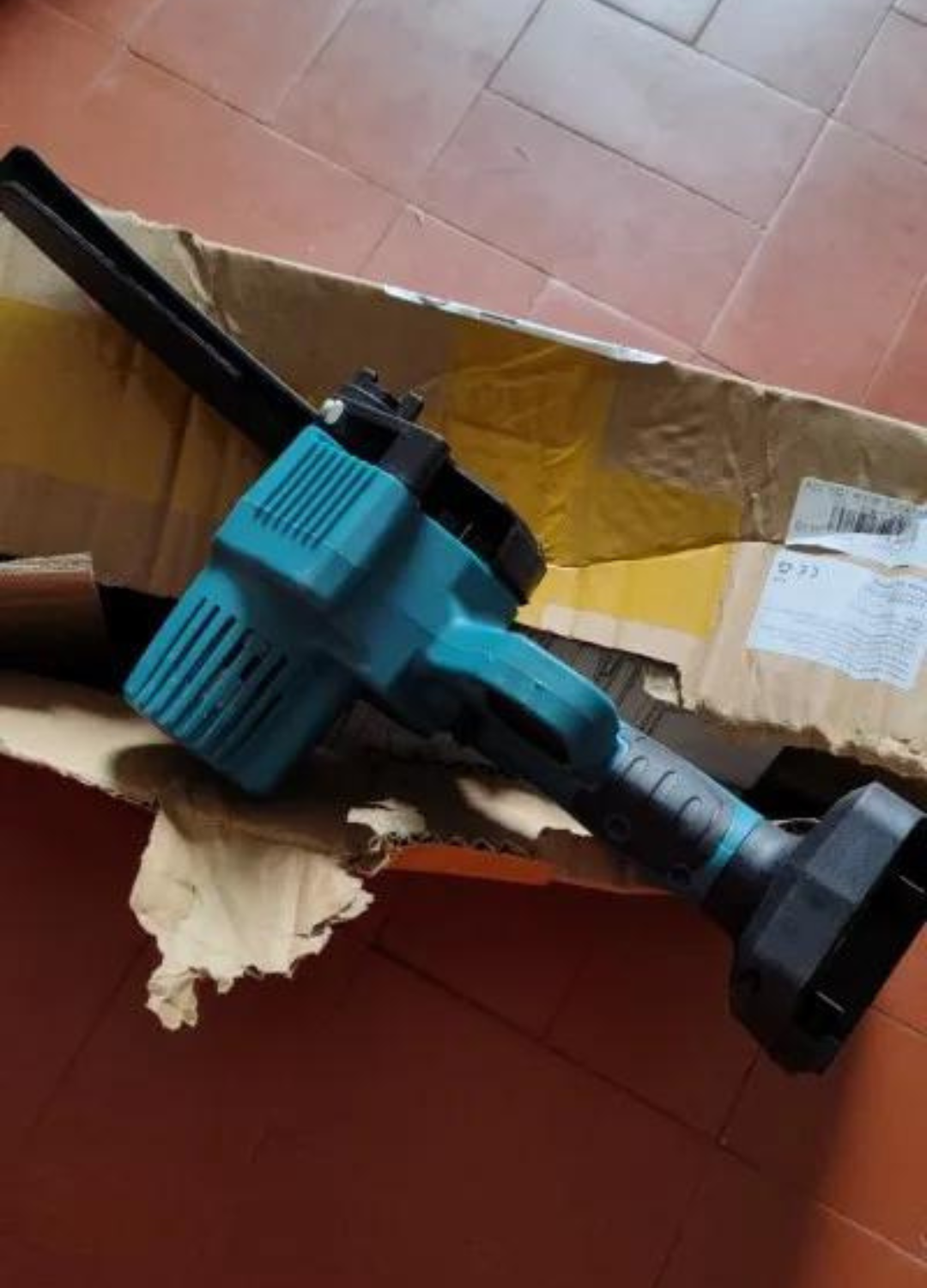 Ľahká AKU reťazová pílka + 2 batérie zadarmo + 2 lišty zadarmo + 2 reťaze zadarmo