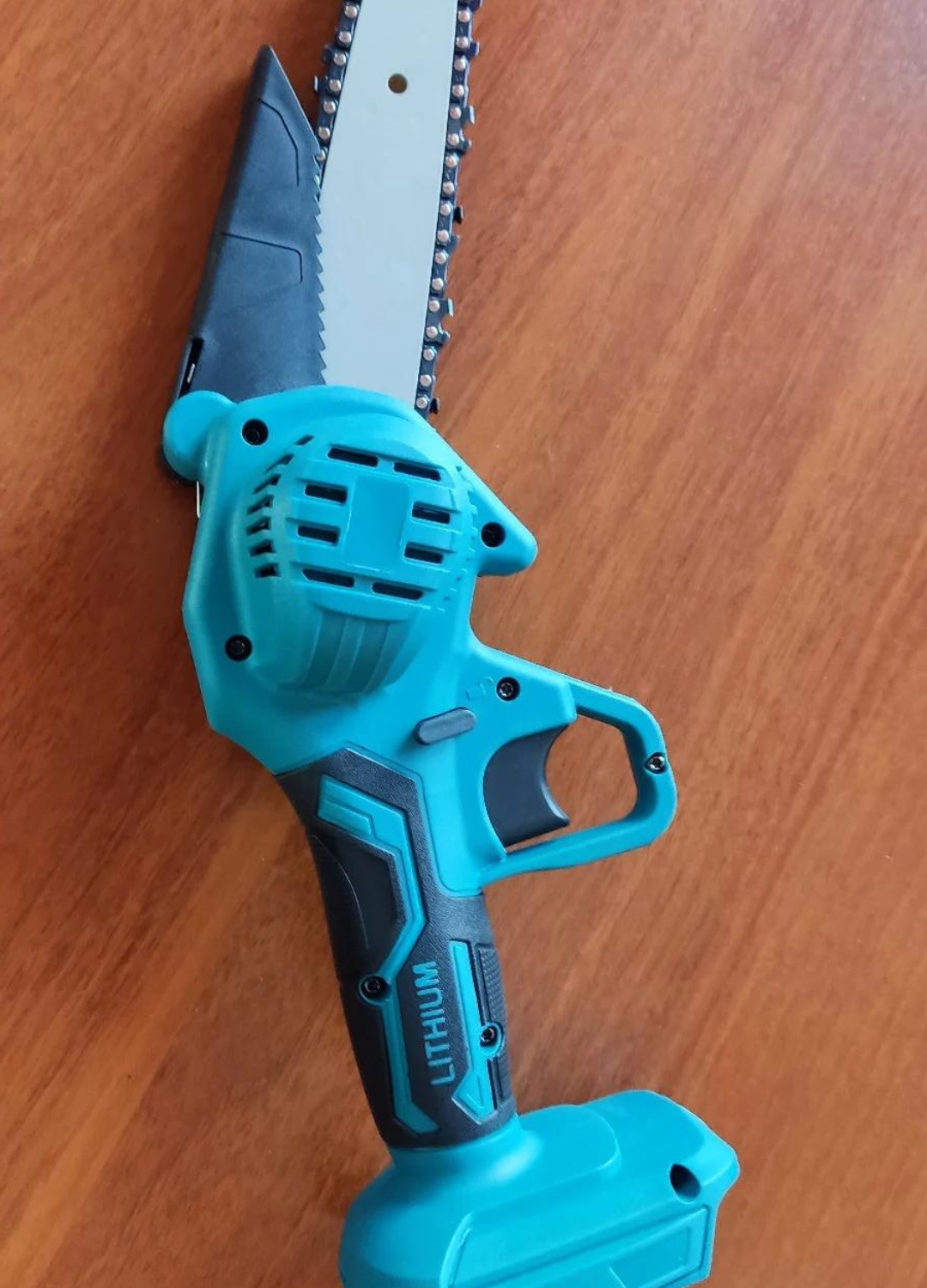 Ľahká AKU reťazová pílka + 2 batérie zadarmo + 2 lišty zadarmo + 2 reťaze zadarmo