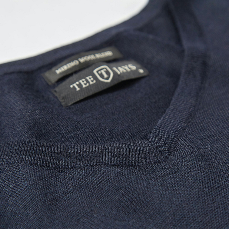 Tmavomodrý merino sveter, V výstrih