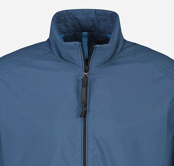 Modrá vode a vetruodolná jarná bunda