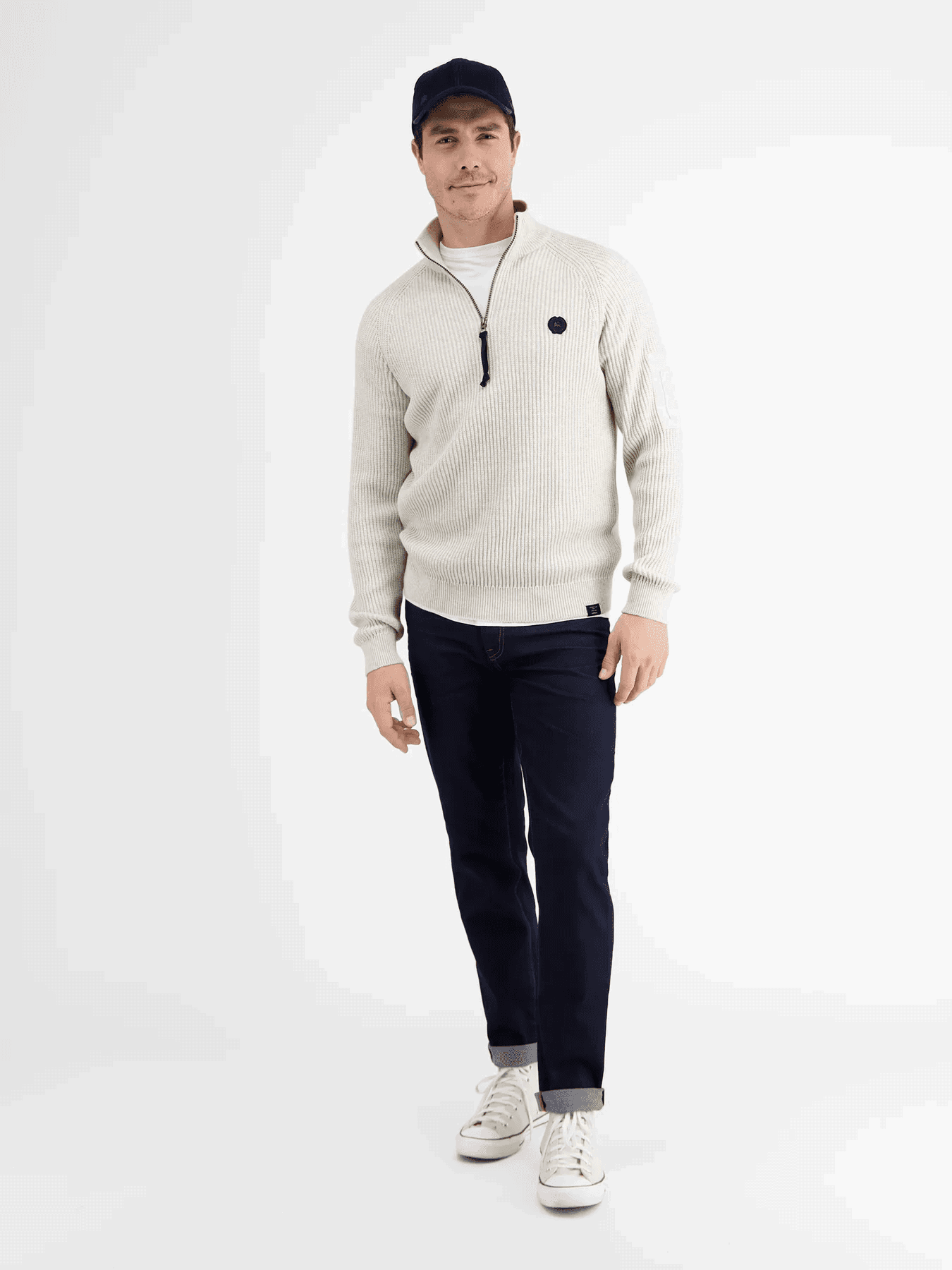 Svetlosivý pánsky sveter so stojačikom