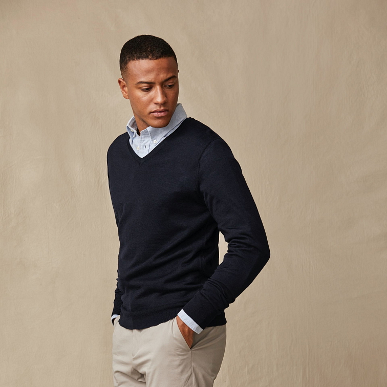 Tmavomodrý merino sveter, V výstrih