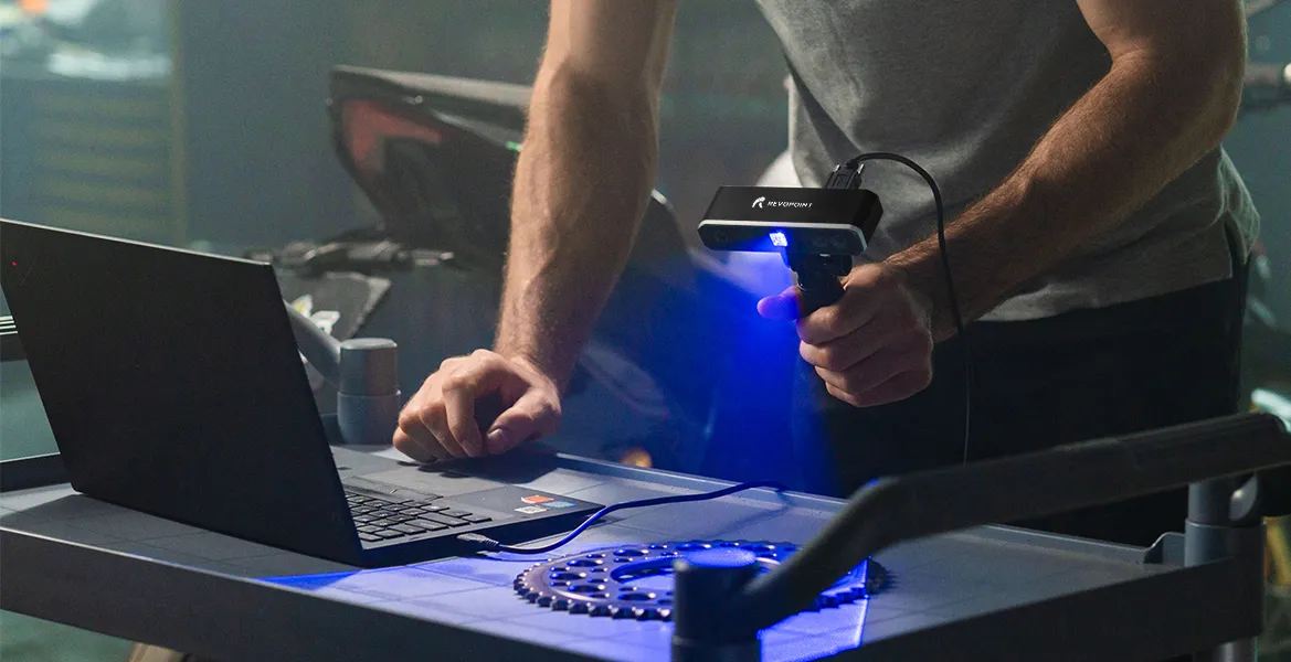 Revopoint Mini 3D skener s dvojosovým otočným stolom