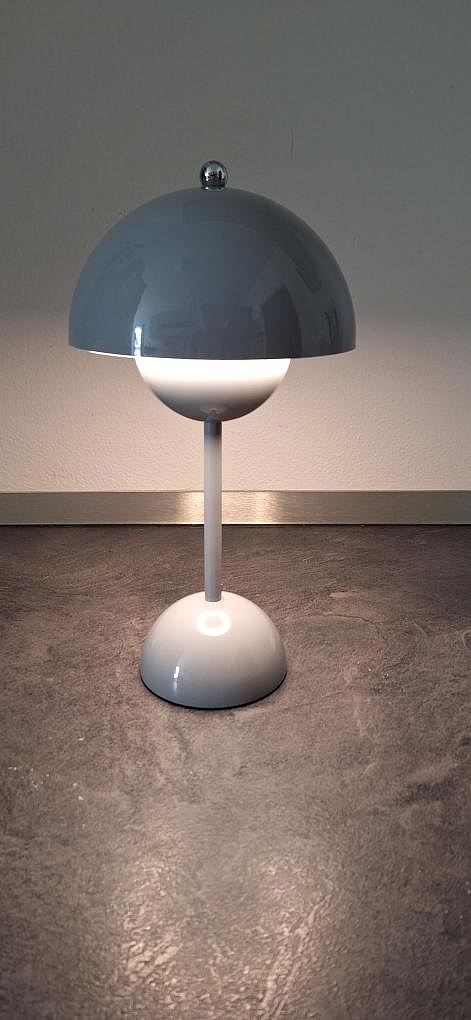 Moderní stolní lampa Luno