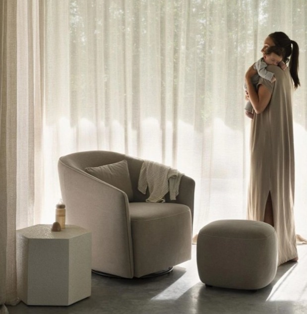 Quax štýlová a pohodlná podnožka Gomi k otočnému kreslu -Teddy Cream