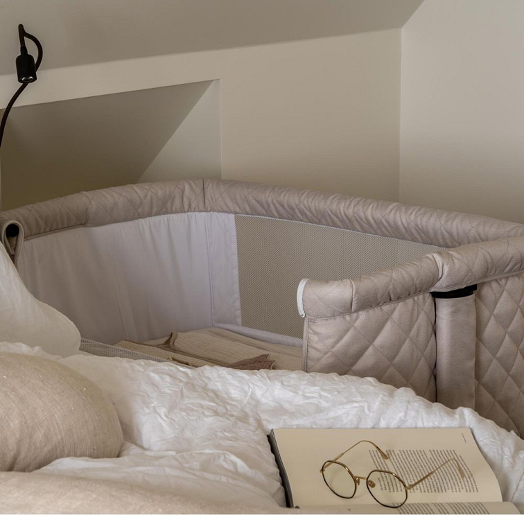 QUAX Co-Sleeper Bouncle Sheep – prístelková postieľka s nastaviteľnou výškou a odnímateľnou bočnicou