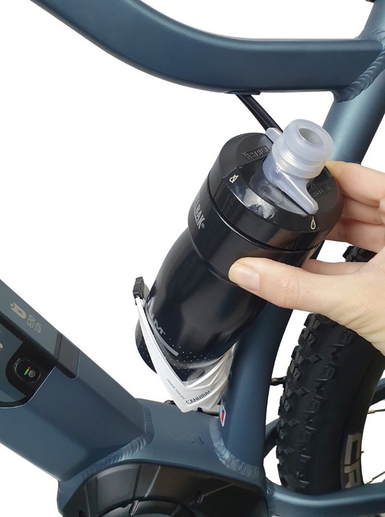 Elite košík na láhev Cannibal - lesklý bílý/černý